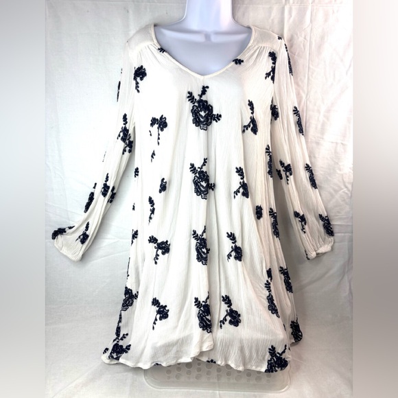 Free People Tops - Free People S Boho White Lined Tunic Top with Navy Floral Embroidery